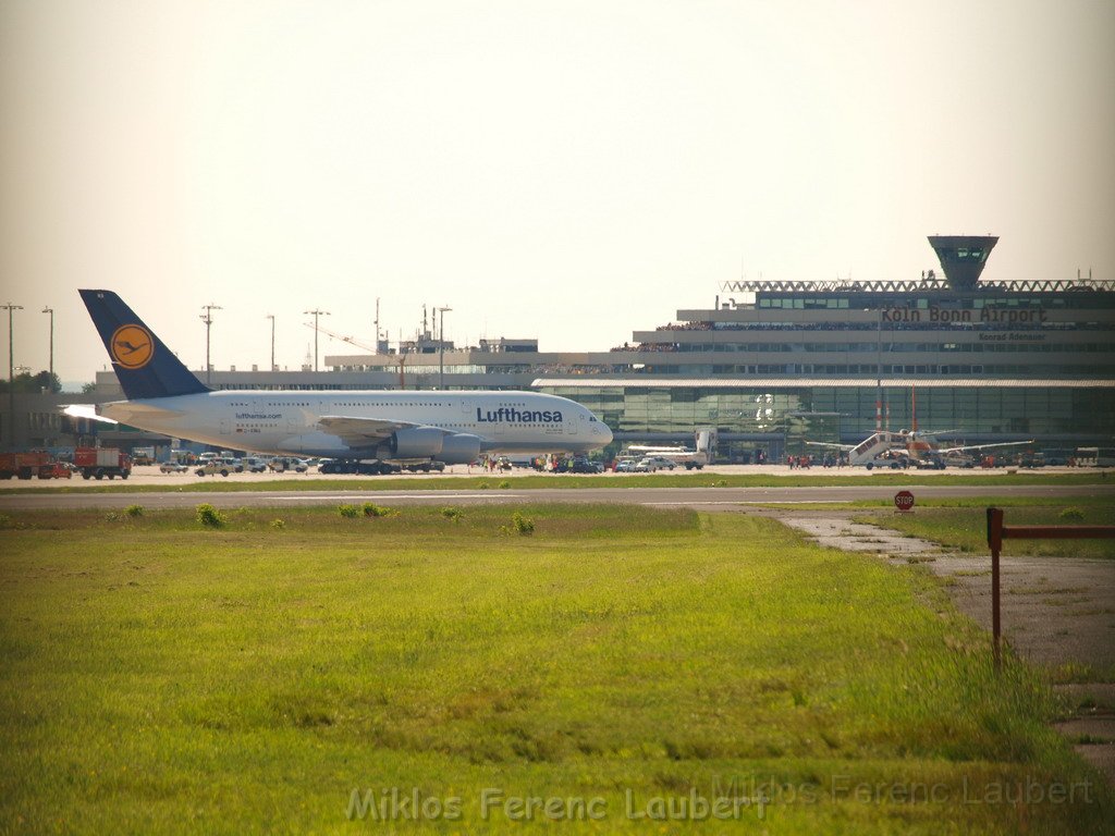 Lufthansa Airbus A 380 zu Besuch Flughafen Koeln Bonn P010.JPG